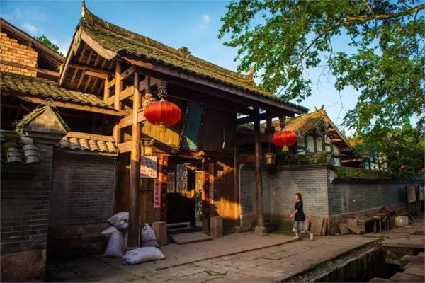 努力向上的铁球